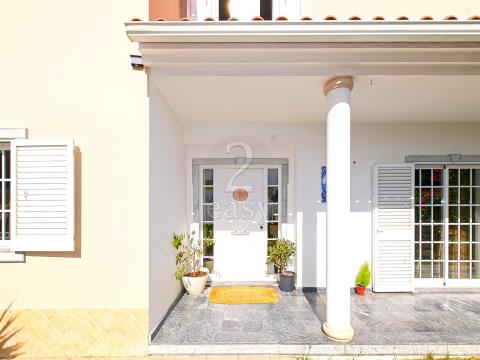 Villa spacieuse et confortable de 4 chambres avec garage et jardin, à Galeotas, Azeitão