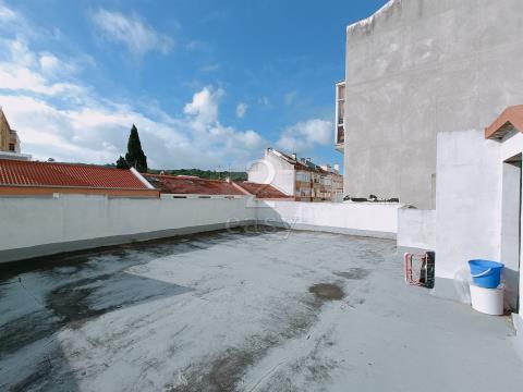 Apartamento de 3 dormitorios para remodelar en Benfica, Lisboa
