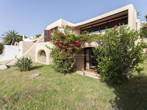 Excellent villa on the seafront in Carvoeiro, five minutes from the beach