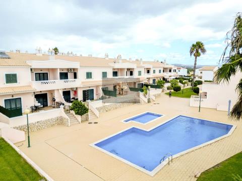 Villa de 3 dormitorios con garaje y piscina - Ferreiras - Albufeira