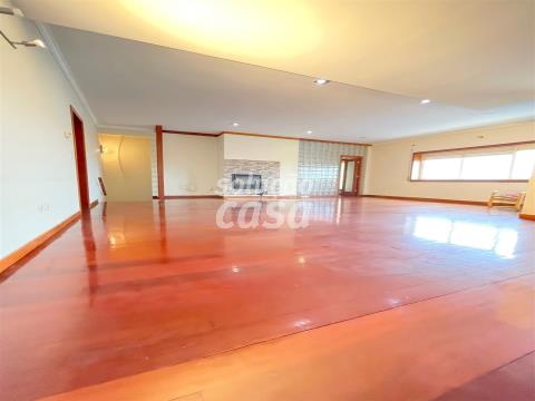 Floor 3 bedroom house (3 fronts), with closed garage for 4 cars (67m2)!