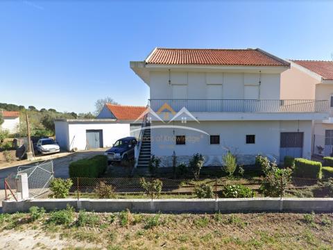 House with garage and storage in Tomar